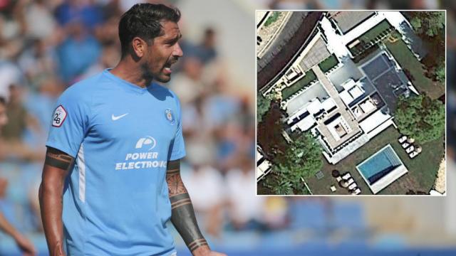 Marco Borriello, junto a la vista aérea de la villa de lujo que posee en Ibiza.