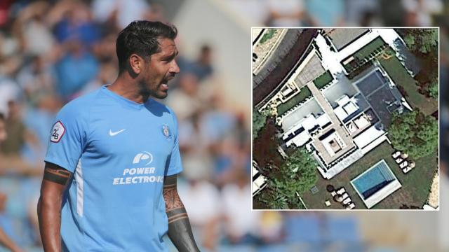 Marco Borriello, junto a la vista aérea de la villa de lujo que posee en Ibiza.