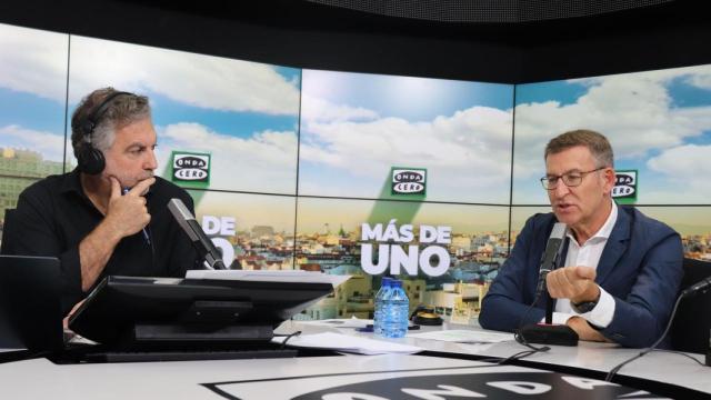 Alberto Núñez Feijóo, este martes en los estudios de Onda Cero entrevistado por Carlos Alsina.