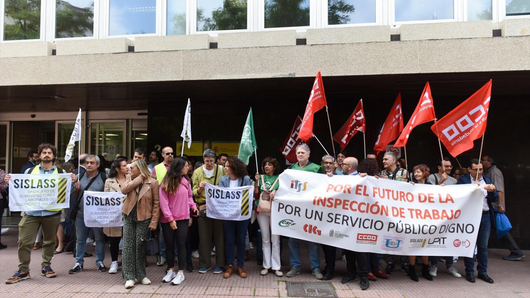 Varias personas se manifiestan durante una concentración de los sindicatos con representación en la Inspección de Trabajo y Seguridad Social.