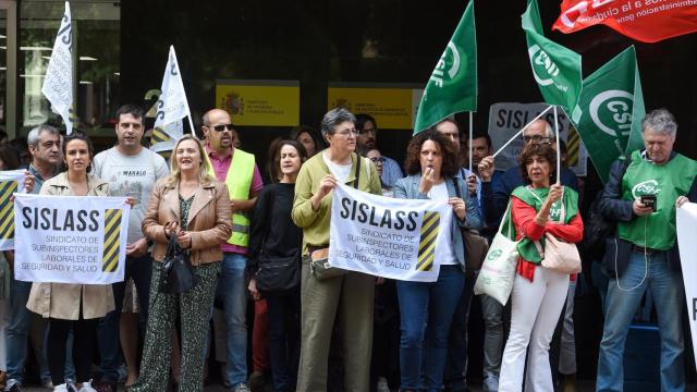Varias personas se manifiestan durante una concentración de los sindicatos con representación en la Inspección de Trabajo y Seguridad Social ante la Dirección General de Función Pública.