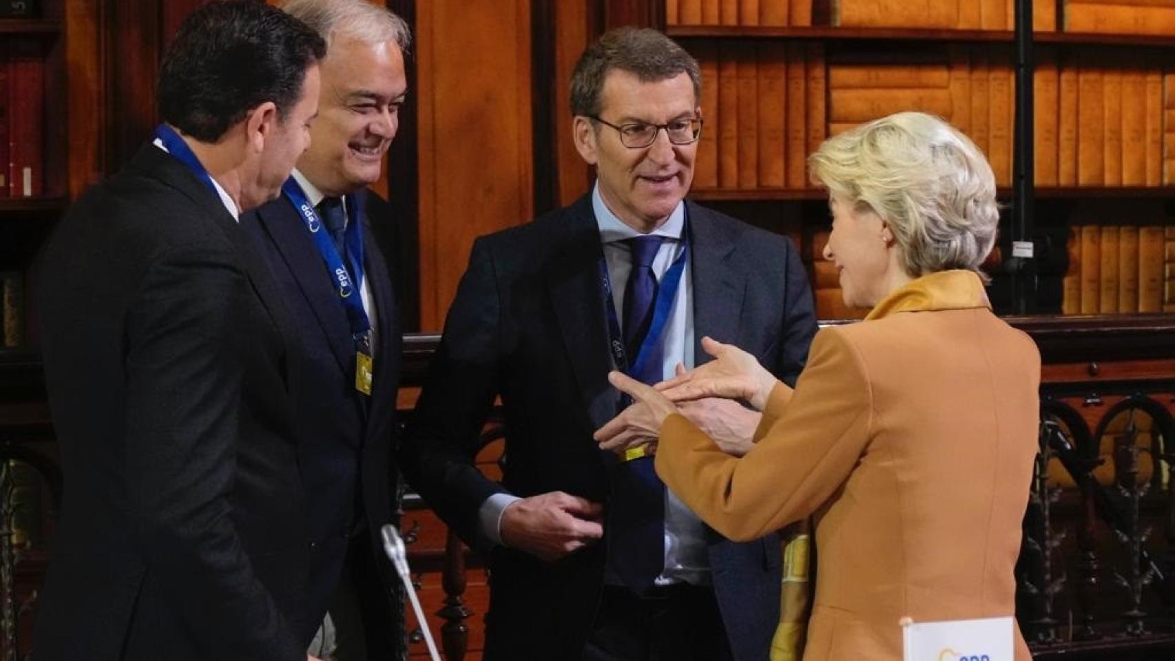 El presidente del PP, Alberto Nuñez Feijóo, con la presidenta de la Comisión Europea, Úrsula Von der Leyen, y al presidente del PPE, Manfred Weber, antes del inicio de una reunión del PPE.