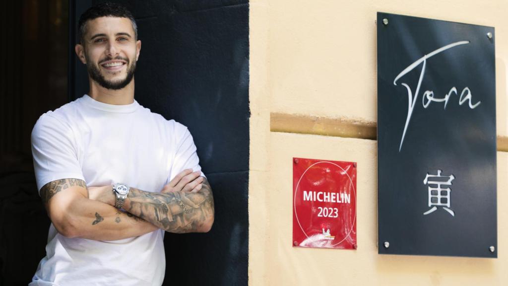 Mario Hermoso, en la puerta de su restaurante, Tora.