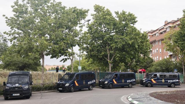 Furgones de Policía Nacional en el desalojo del edificio okupado.