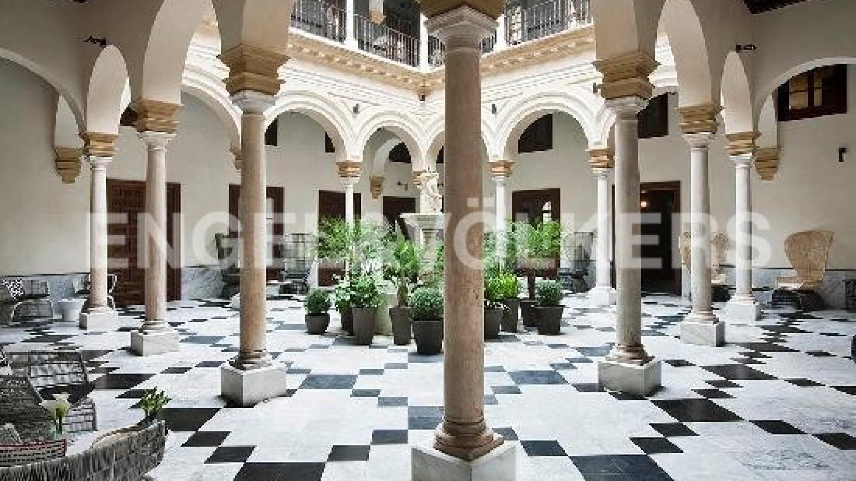 Imagen interior del palacete del siglo XVIII que hay en venta en el Centro Histórico de Málaga.