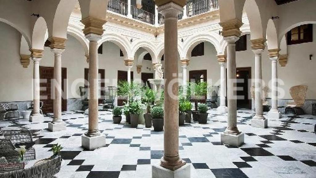 Imagen interior del palacete del siglo XVIII que hay en venta en el Centro Histórico de Málaga.