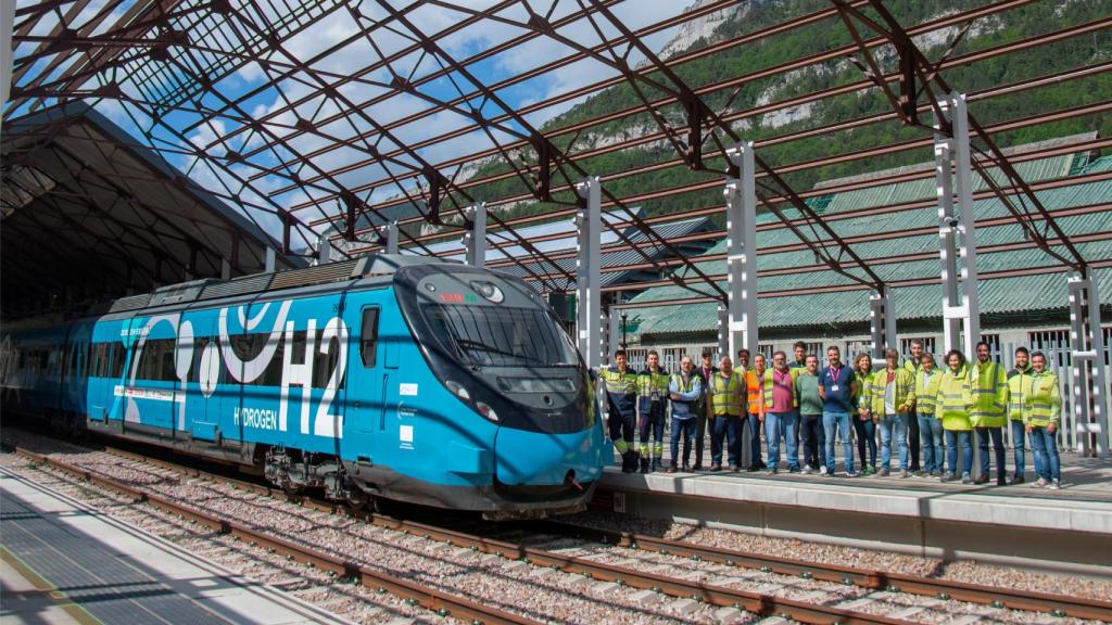 El tren de pila de hidrógeno y algunos de los responsables del proyecto