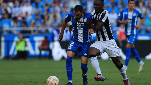 Antoñito durante un lance del encuentro de ida del playoff ante el Castellón.