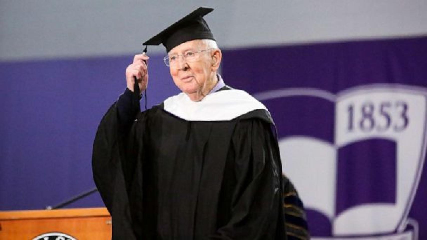 Fred Taylor durante su graduación en la Universidad