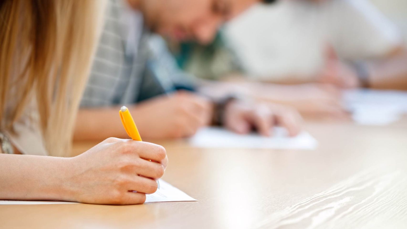 Jóvenes estudiantes realizando un examen