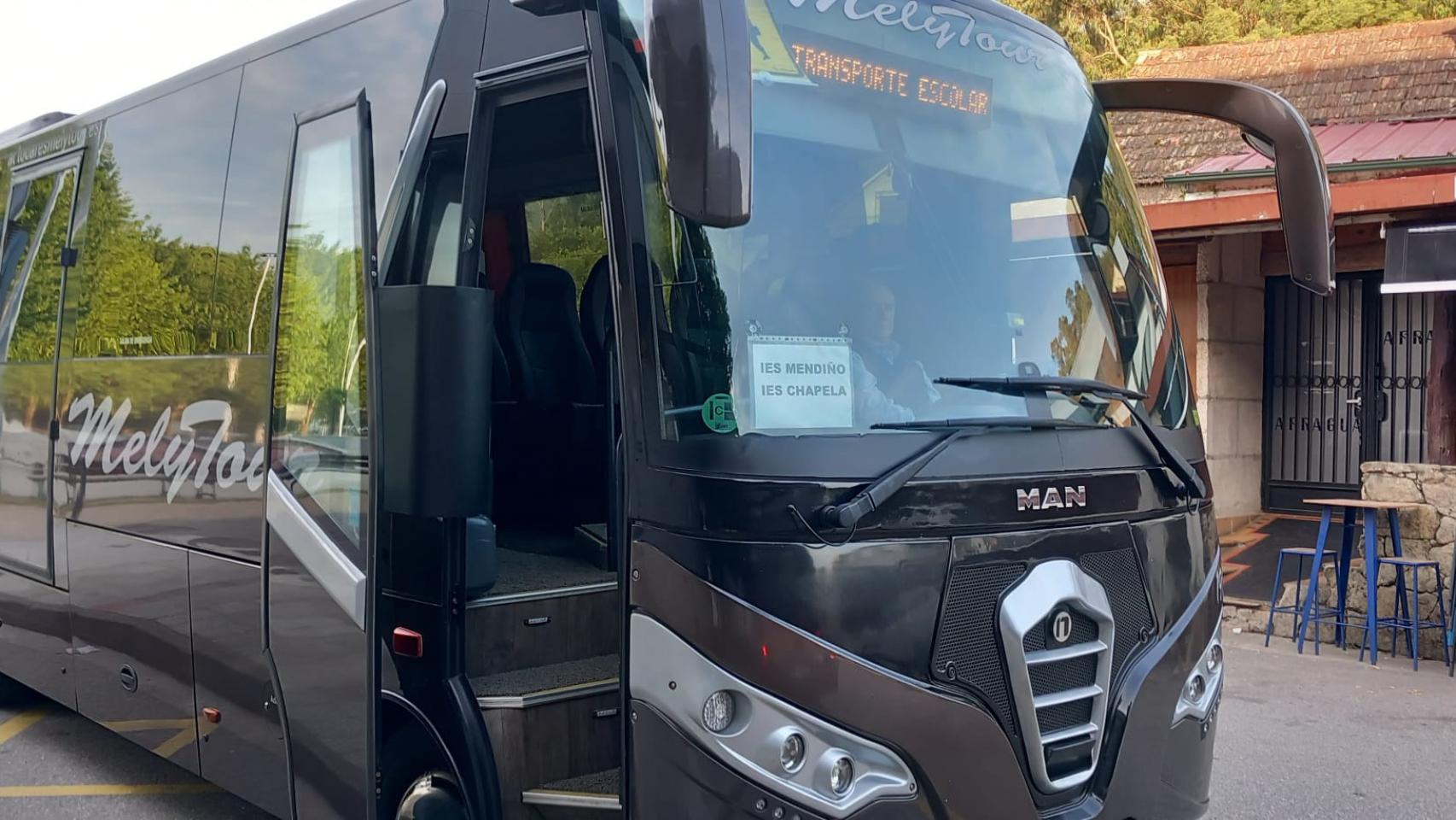 Uno de los dos autobuses que hoy se dirigió al CUVI desde Redondela.
