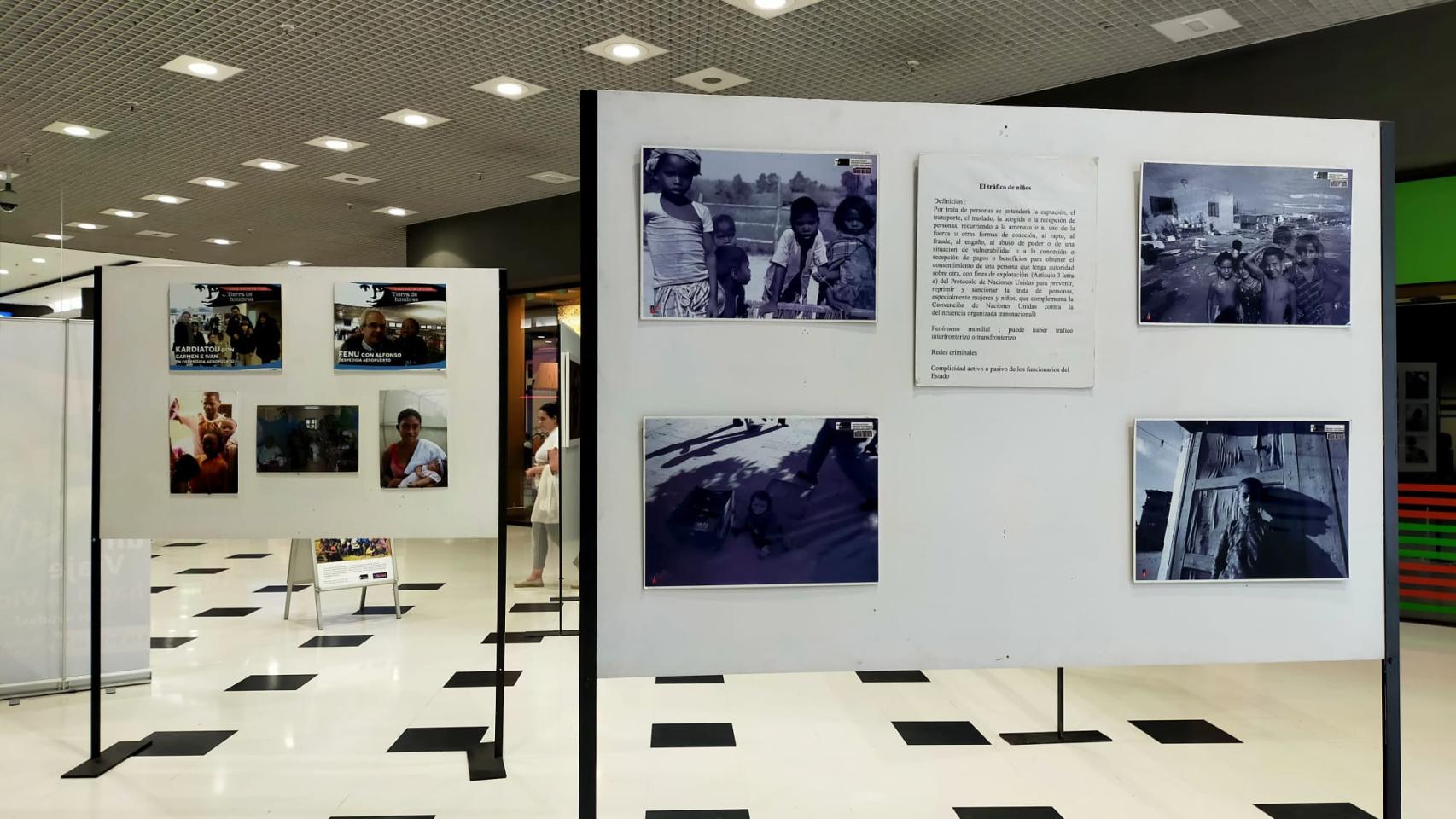 Paneles de las fotografías de la exposición de ‘Tierra de Hombres’.