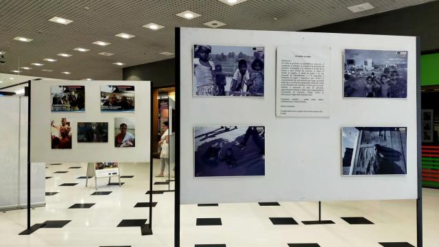 Paneles de las fotografías de la exposición de ‘Tierra de Hombres’.