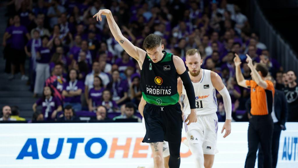Kyle Kuric, tras anotar una canasta.
