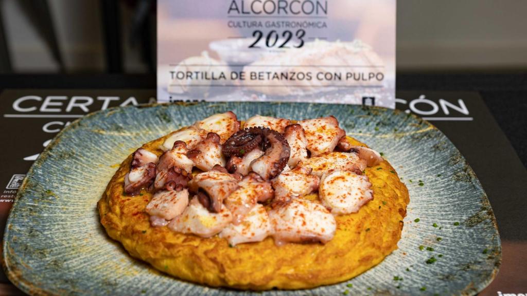 Otro de los platos galardonados, la tortilla de Betanzos con pulpo