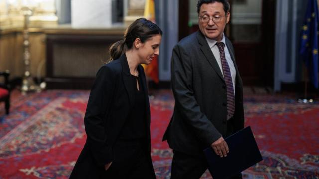 La ministra de Igualdad, Irene Montero, habla con el fiscal general del Estado, Álvaro García Ortiz, en una imagen de archivo.