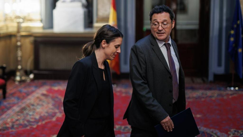 La ministra de Igualdad, Irene Montero, habla con el fiscal general del Estado, Álvaro García Ortiz, en una imagen de archivo.