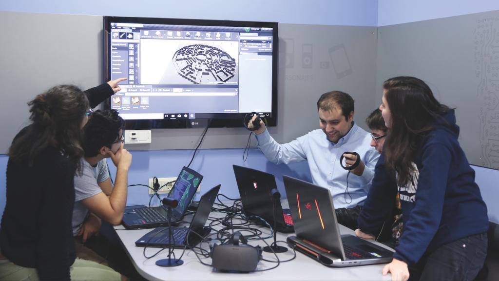 Un grupo de alumnos, aprendiendo en la U-tad.