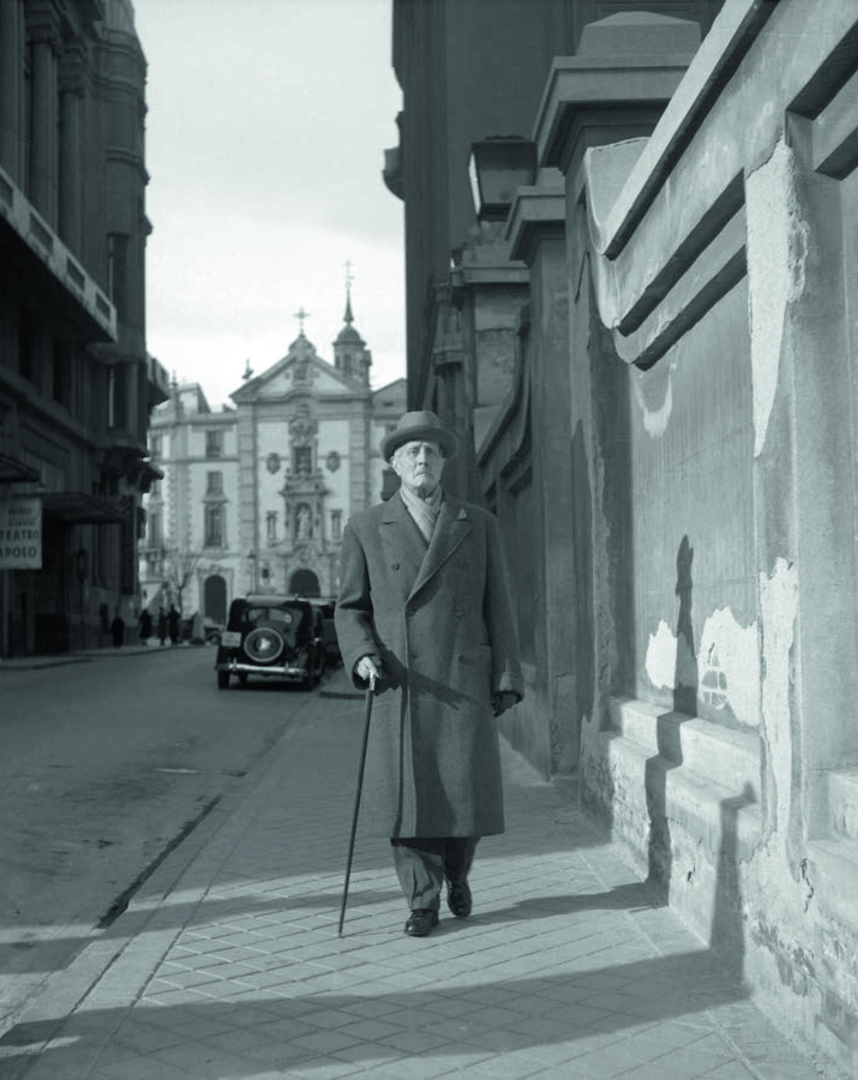 Azorín paseando por la calle Marqués de Riera de Madrid, frente al Círculo de Bellas Artes, en 1947. Foto: Nicolas Muller / Archivo regional de la Comunidad de Madrid