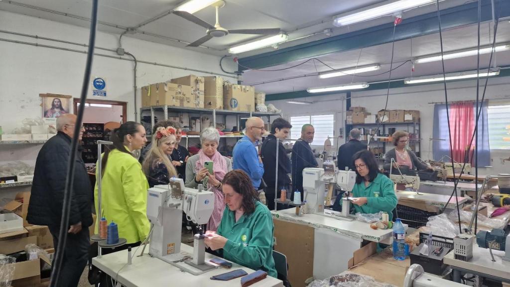 El prestigioso diseñador Modesto Lomba (c) en una visita reciente a la sede de Calzados Picón en Caravaca de la Cruz.