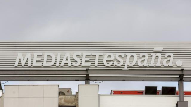 Cartel de Mediaset en la sede de Telecinco.