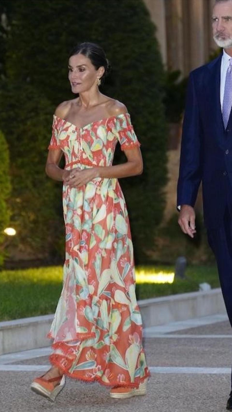 La Reina Letizia, el pasado verano, junto al Rey Felipe VI, luciendo unas alpargatas de Calzados Picón en la audiencia a las autoridades de las Islas Baleares en el Palacio de Marivent.