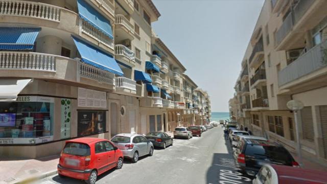 La agresión a la joven se produjo justo al lado de una farmacia en Guardamar.