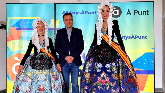 Inés Llavador y Belén Mora, con Alfred Costa en À Punt.