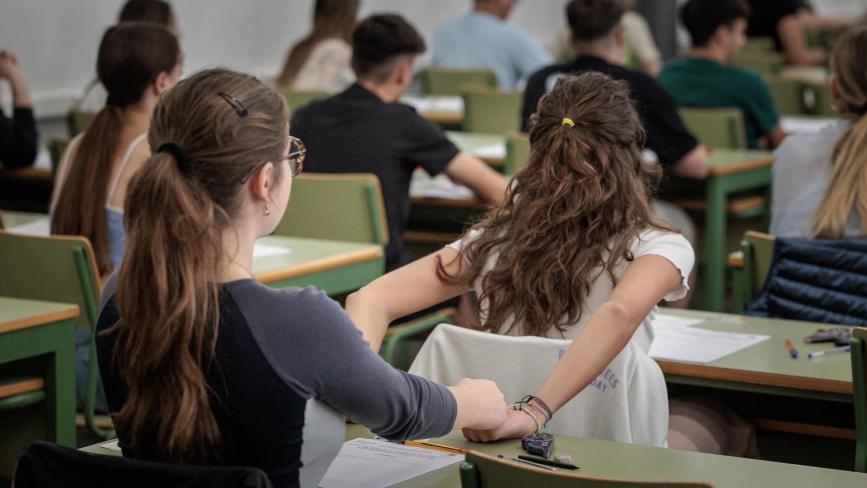 Dos alumnas en los exámenes de selectividad de la Comunidad Valenciana.