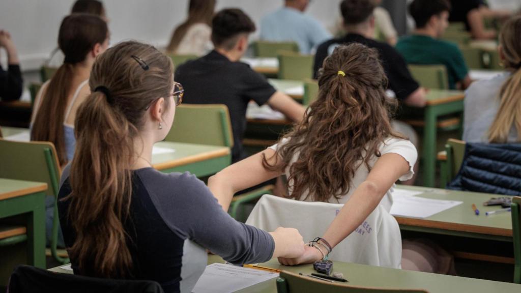 Dos alumnas en los exámenes de selectividad de la Comunidad Valenciana.