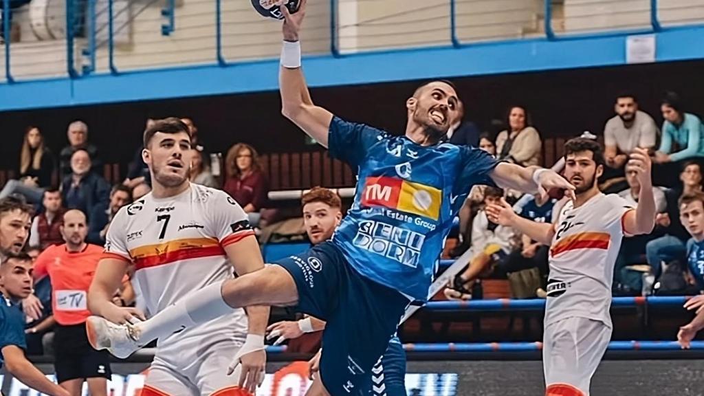 Iker Serrano entra en el EÓN Horneo Alicante que renueva sus caras para la temporada.