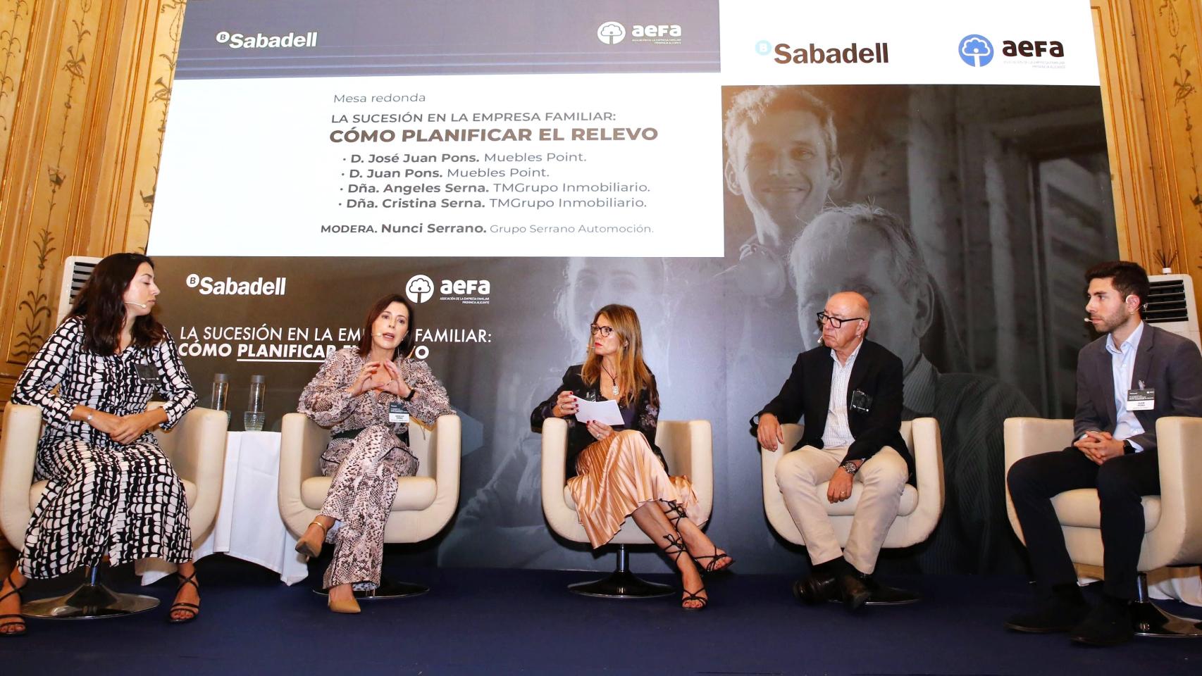La mesa redonda que ha analizado el relevo dentro de la jornada de Aefa en Orihuela.