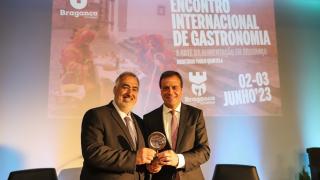 El presidente de la Cámara de Braganza, Hernani Dias, a la derecha, recibe un reconomiento