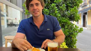 Pablo Lázaro degustando un pincho de tortilla