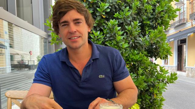 Pablo Lázaro degustando un pincho de tortilla