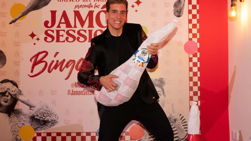 El influencer Xuso Jones a ritmo de Jamón en su Bingo show.