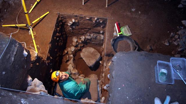 El rquéologo Juan Carlos Vera (Universidad de Huelva) en la cueva Ifri n’Amr o’Moussa del Neolítico temprano.
