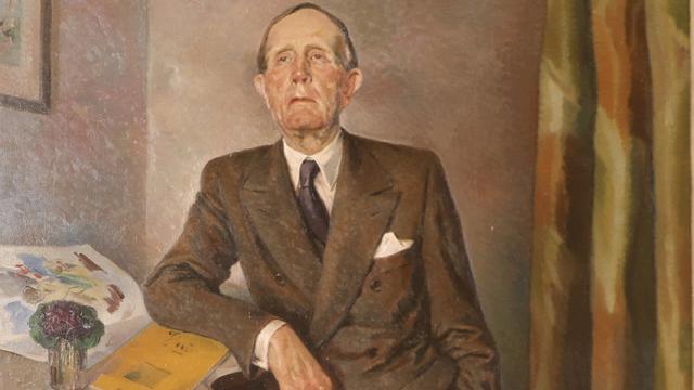 Detalle del retrato encargado por el empresario Francisco Navarro, natural de Monóvar, el pueblo del escritor, al pintor Genaro Lahuerta. La cómoda en la que se apoya aparece descrita en 'Antonio Azorín'. El cuadro se conserva en el Museo Casa Azorín de Monóvar (Alicante)