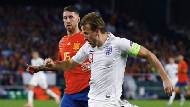 Sergio Ramos y Harry Kane, durante un partido de selecciones en 2018