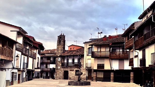 La plaza Aniceto Marinas de Villanueva de la Vera (Cáceres), que se convertirá en el escenario de la ópera 'El elixir de amor' de Gaetano Donizetti.