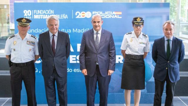 De pie y de izda. a dcha.: Juan Carlos Castro, comisario general de Seguridad Ciudadana de la Policía Nacional, Ignacio Garralda, presidente del Grupo Mutua y su fundación, Francisco Pardo, director general de la Policía Nacional, Eulalia González, subdirectora general del gabinete técnico, y Lorenzo Cooklin, director general de la Fundación Mutua Madrileña.