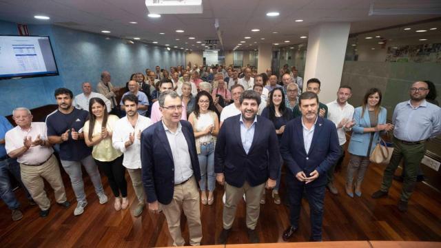 El futuro alcalde de Murcia, José Ballesta (1i), junto al presidente regional y líder de los populares murcianos, Fernando López Miras.