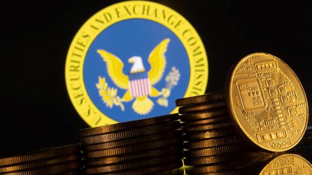 Representación física de unas criptodivisas sobre un logo de la Comisión del Mercado de Valores de Estados Unidos (SEC, en inglés).