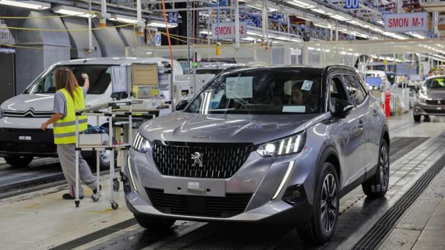 Línea de montaje del Peugeot 2008 en la planta del grupo Stellantis en Vigo.