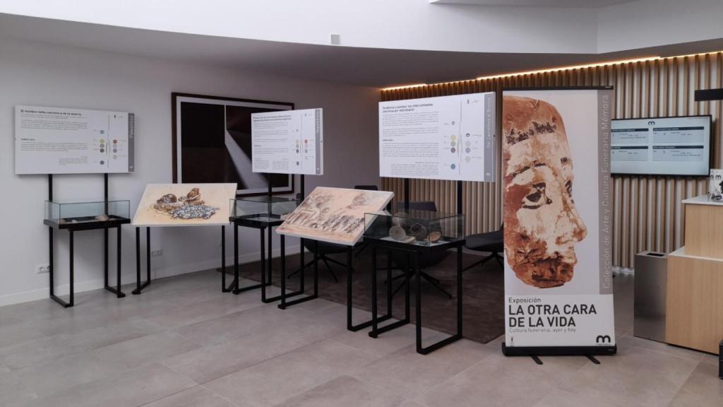 Exposición 'La otra cara de la vida' en el tanatorio de Mémora en Majadahonda.