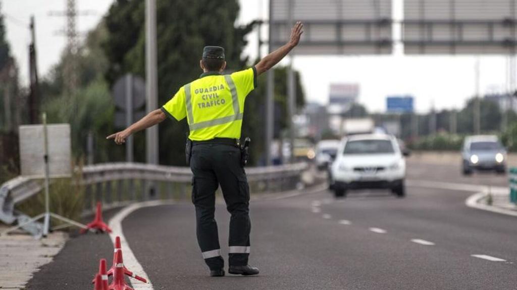 Un guardia civil en un control de tráfico.