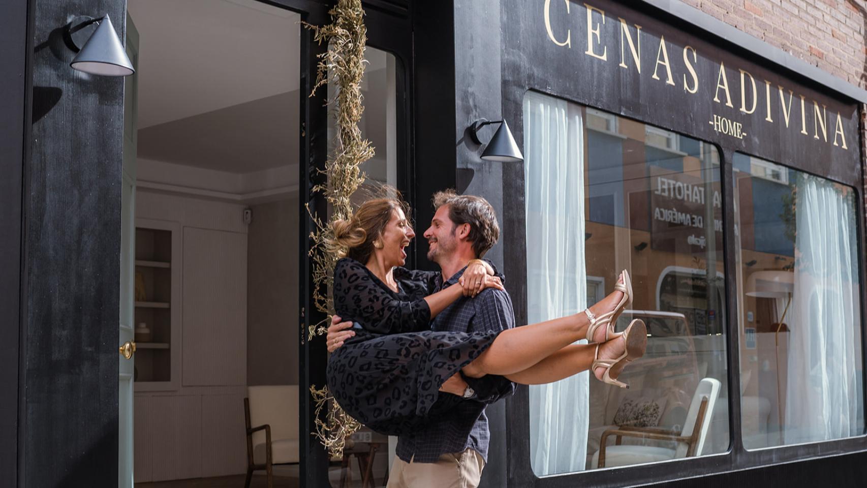 Silvia Moreno, creadora de Cenas Adivina, junto a su marido.