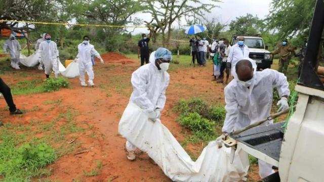 Expertos forenses transportan los cuerpos de miembros de la secta de Paul Mackenzie Nthenge.