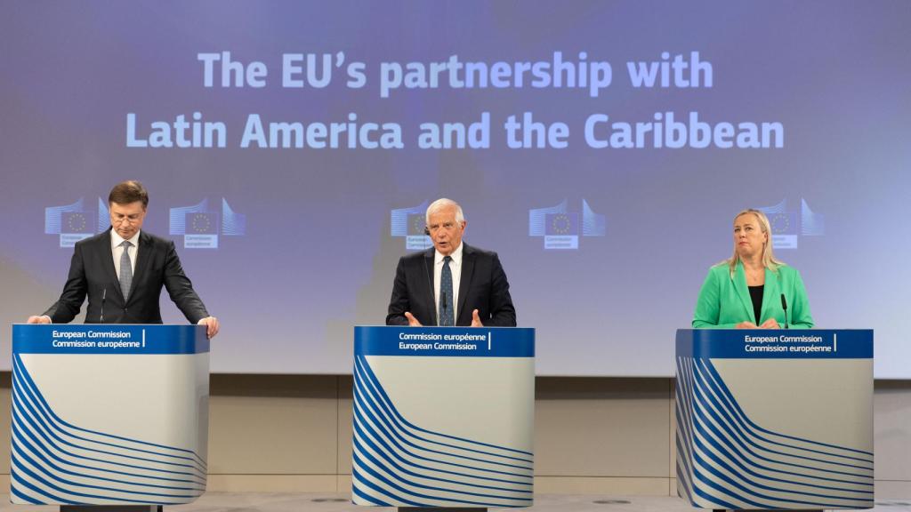 Valdis Dombrovskis, Josep Borrell y Jutta Urpilainen, durante la rueda de prensa para la cumbre entre la UE y América Latina.