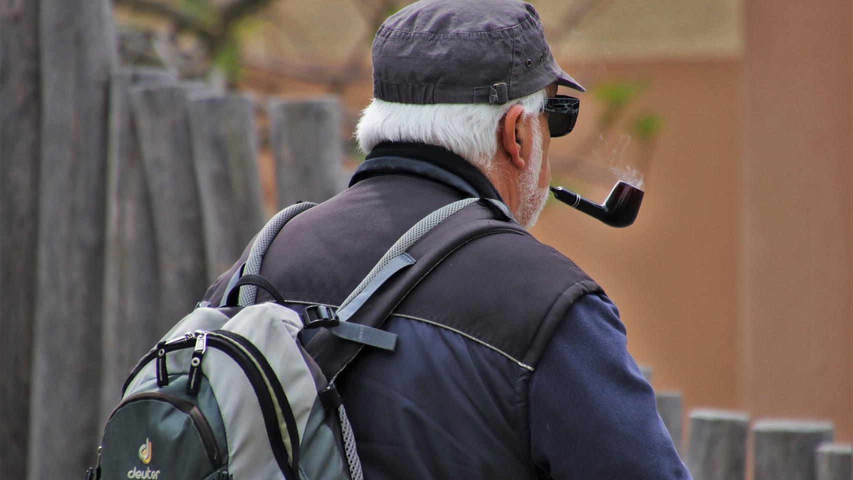 Un hombre mayor de camino al trabajo.
